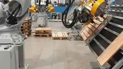 Robot per l'assemblaggio di pallet nello stabilimento Moutardi